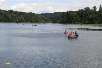 Balade canoë, les frêles embarcations sur le lac.