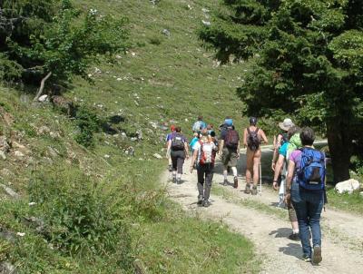 Naturistes au sein d'un groupe de randonneurs textiles.