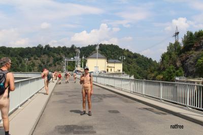 Thuringe  2 - Le groupe traverse un pont.